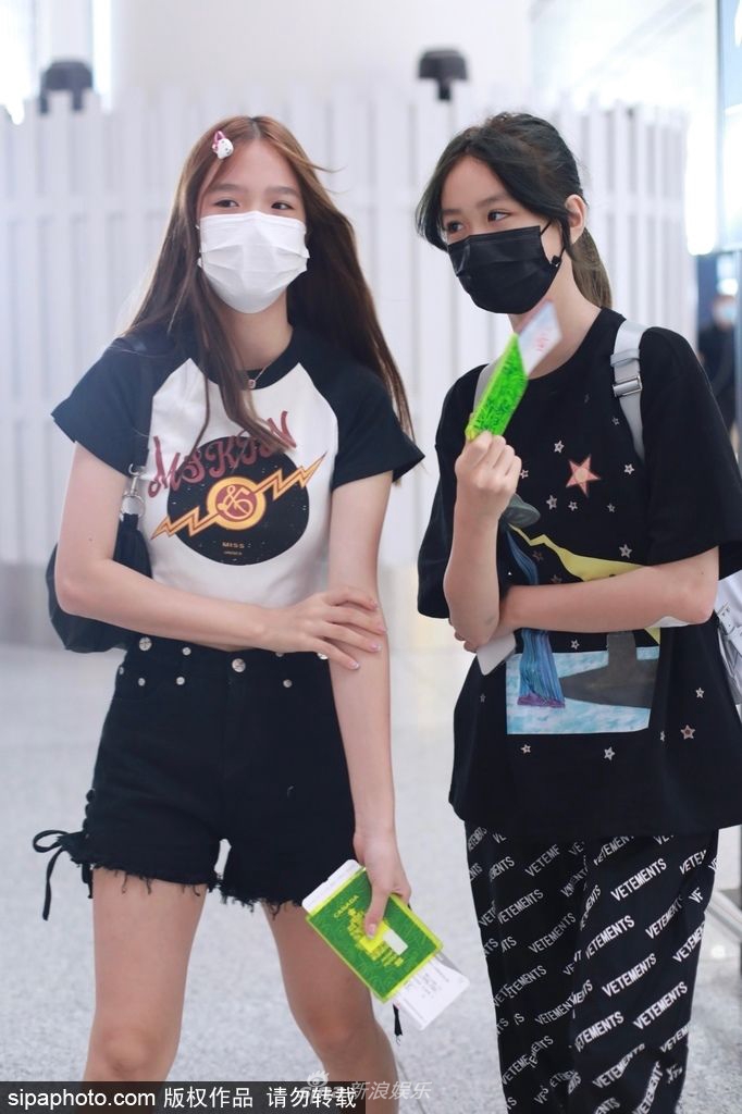 组图：钟丽缇母女三个同框现身机场两个女儿亭亭玉立