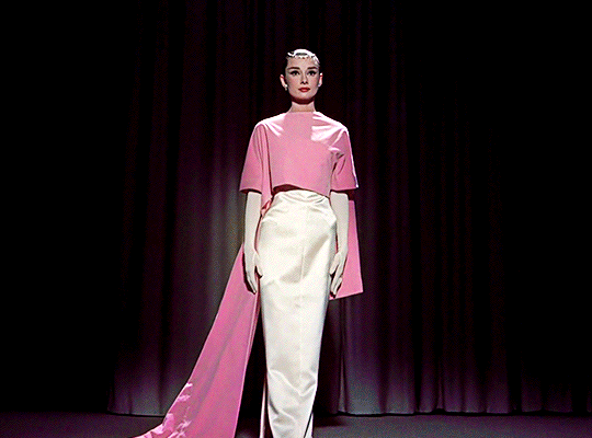 《甜姐儿》14套服饰欣赏:土妞变超模,看奥黛丽·赫本惊艳换装