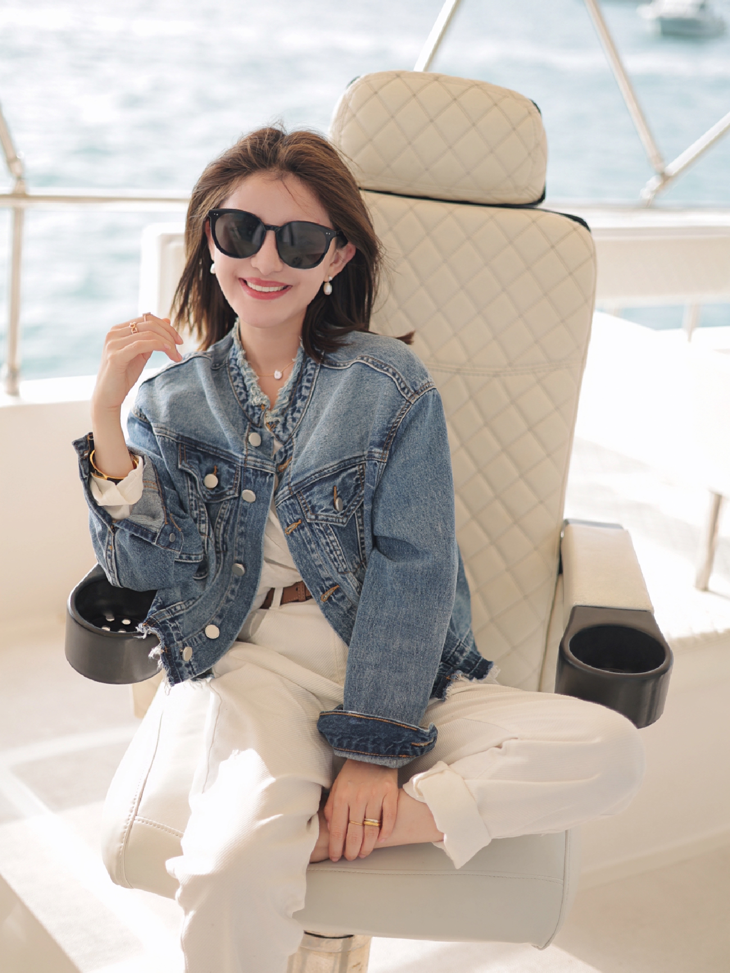 清纯甜美的牛仔穿搭,牛仔外套搭配上白色的连衣裙,清纯可爱