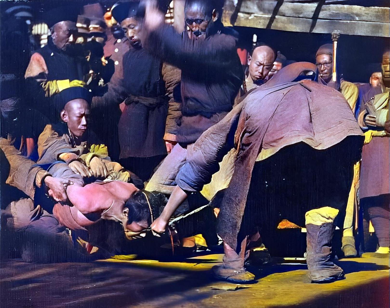 1902年北京,一名刽子手高高举起大刀,正准备给囚犯斩首的画面.