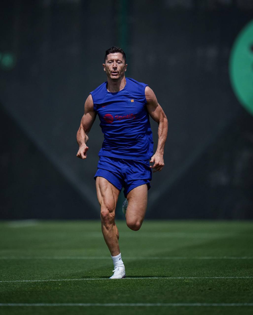 莱万的肌肉真的是相当炸裂,可以看出来他有多自律#莱万# #巴萨