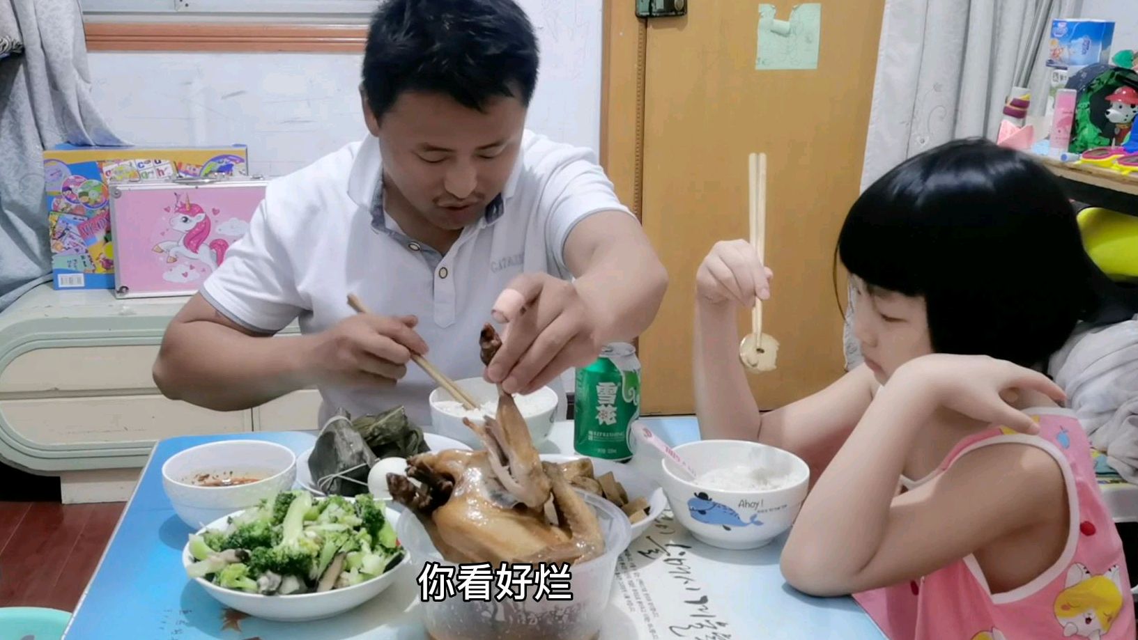 25元买了一只“竹筒荷叶鸡”味道很不错,喝点啤酒挺过瘾