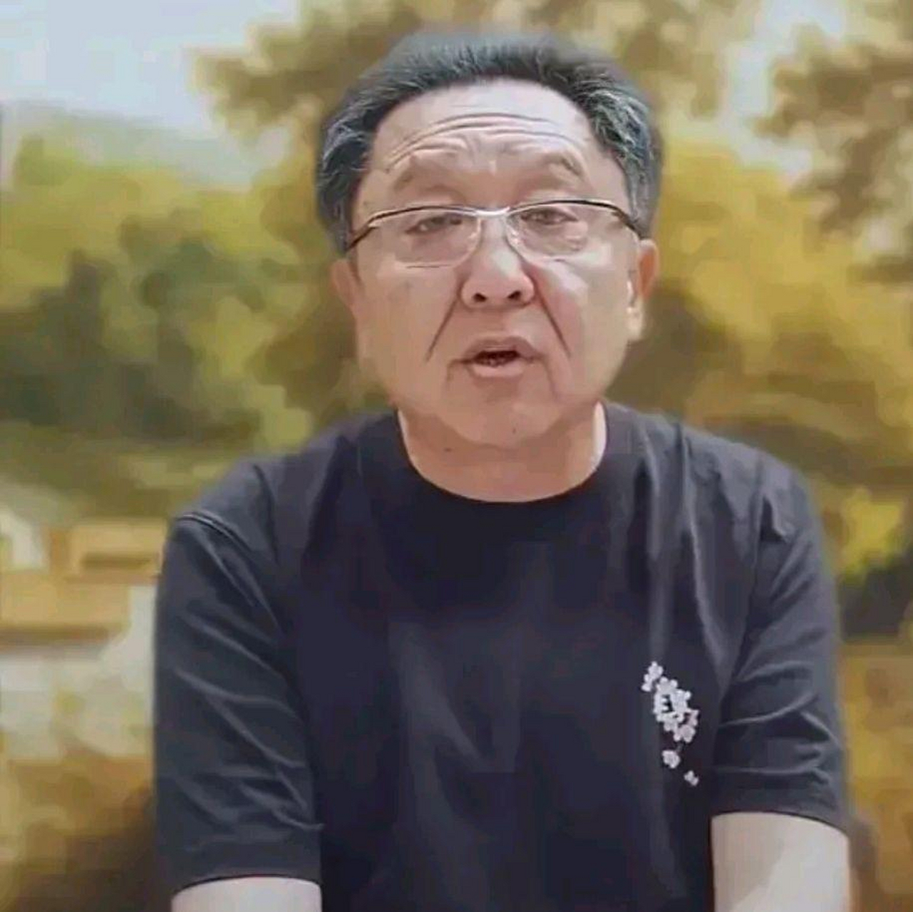 他们两个只差三岁,看上去像两代人,三岁一个代沟,这个沟可真大[笑哭]