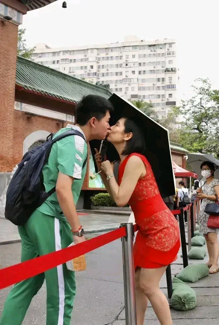 第一个高考出来和孩子亲吻自己母亲,感谢母亲这么多年