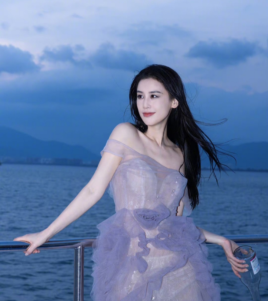 黄圣依晒海边美照辟谣三胎传闻,身上穿着纱织礼服唯美十足,完全看不出