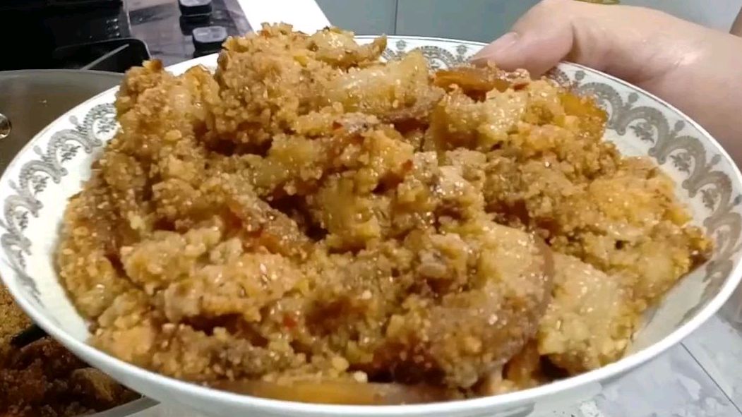 粉蒸肉做法简单,肉上倒一包粉蒸出来香惨了,家人都赞好吃