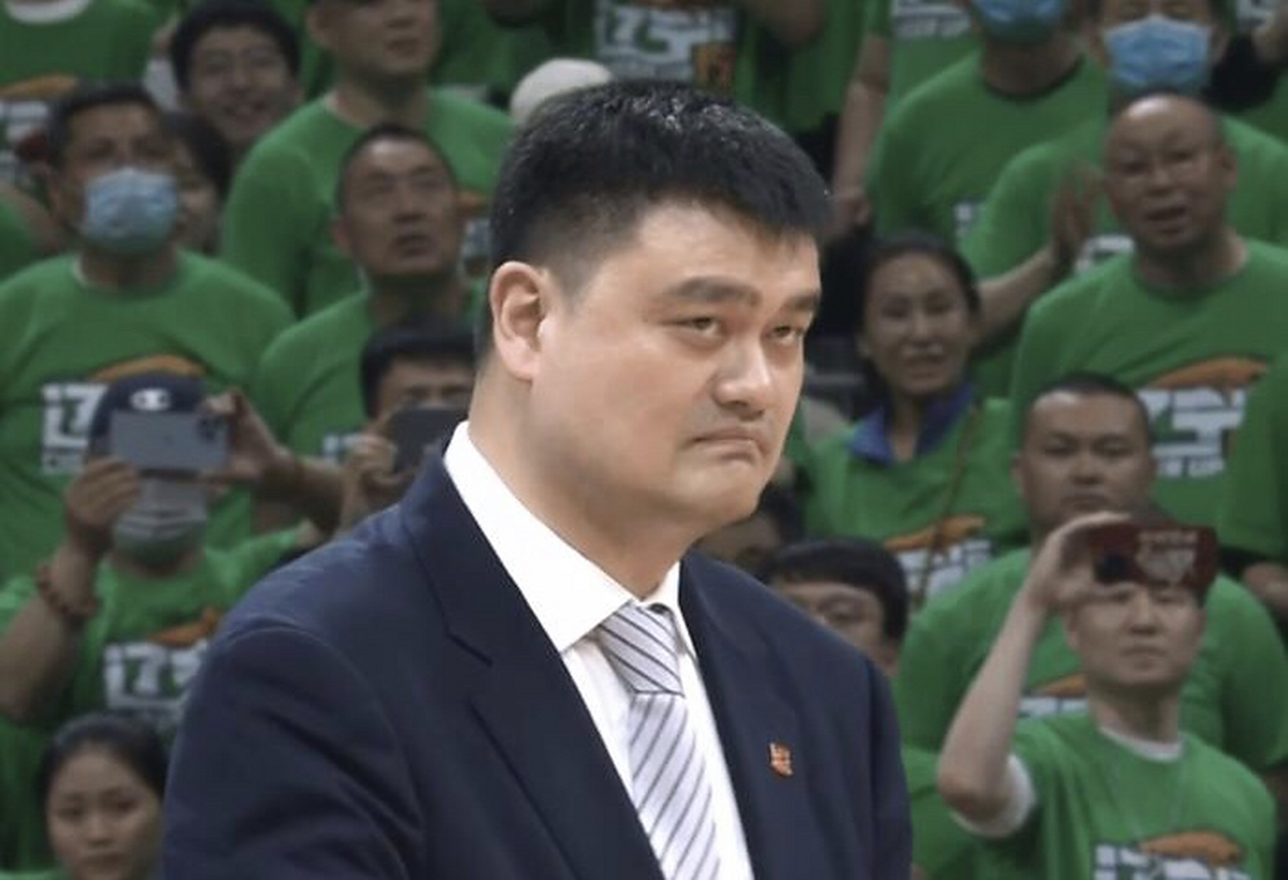 姚明这表情绝了!满脸的无奈感!看着还有点萌的样子!