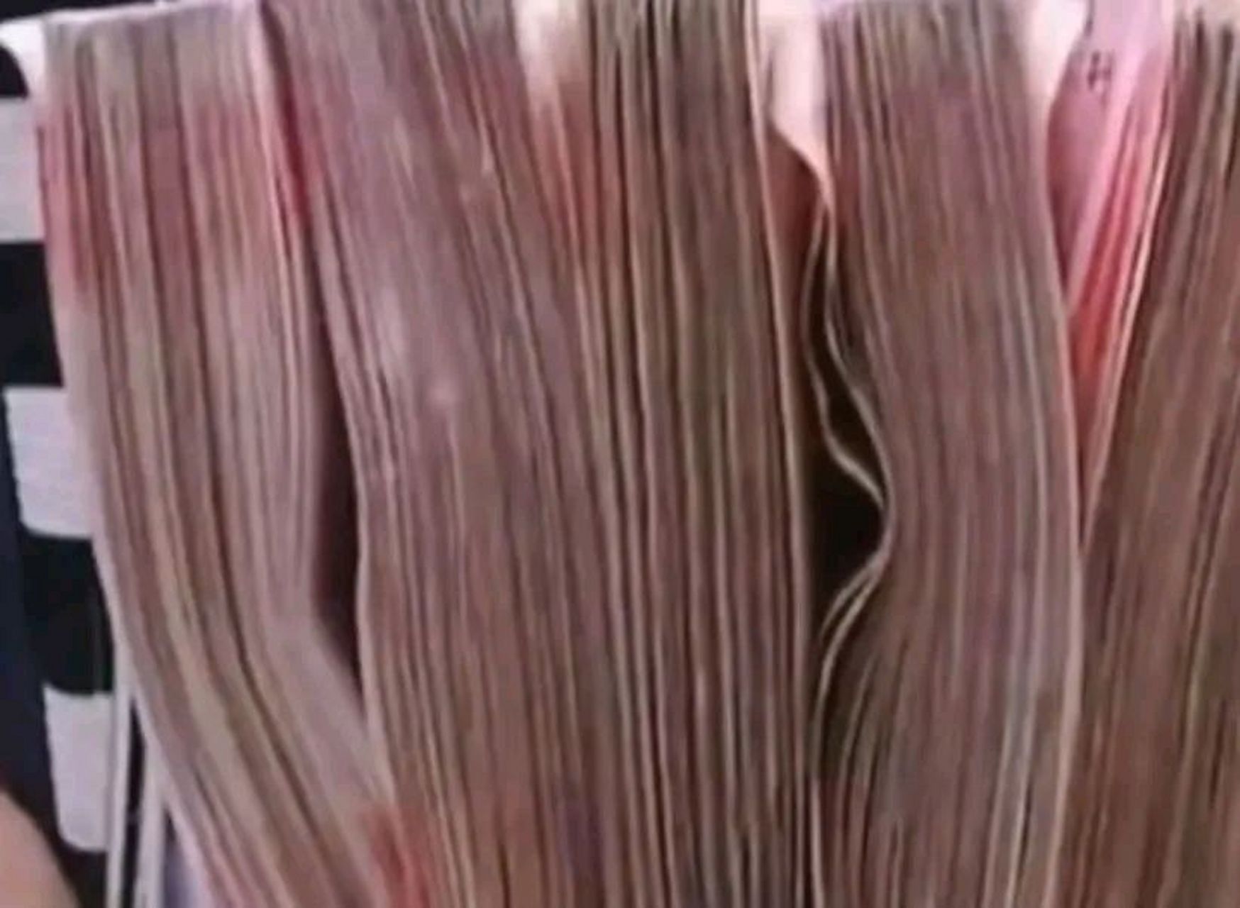 一位大妈在银行取款现金8万块钱,取完之后点钱时发现少了几千块.