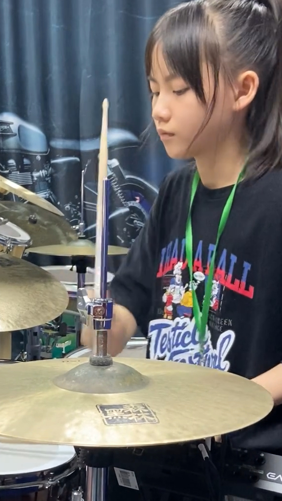 小鼓手妞妞架子鼓演奏经典歌曲