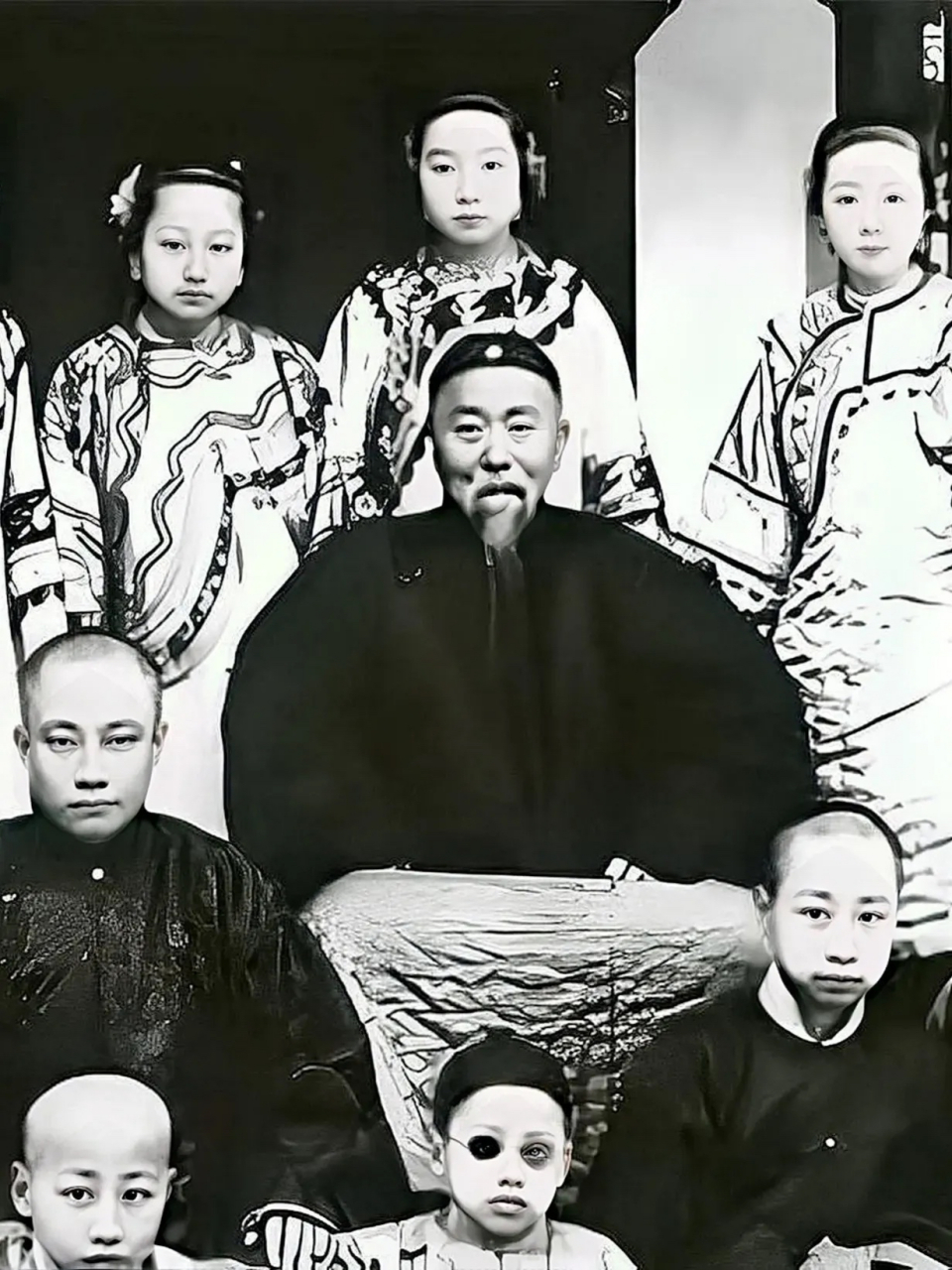 "两名小妾都先后质问过张之洞同样的问题.