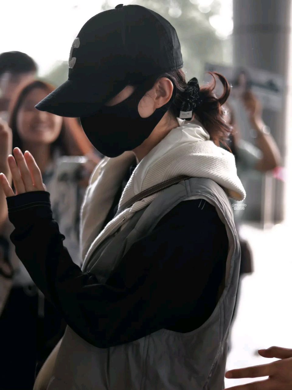 230819   赵丽颖沈阳机场出发,黑色棒球帽 卫衣马甲造型,简单又舒适.