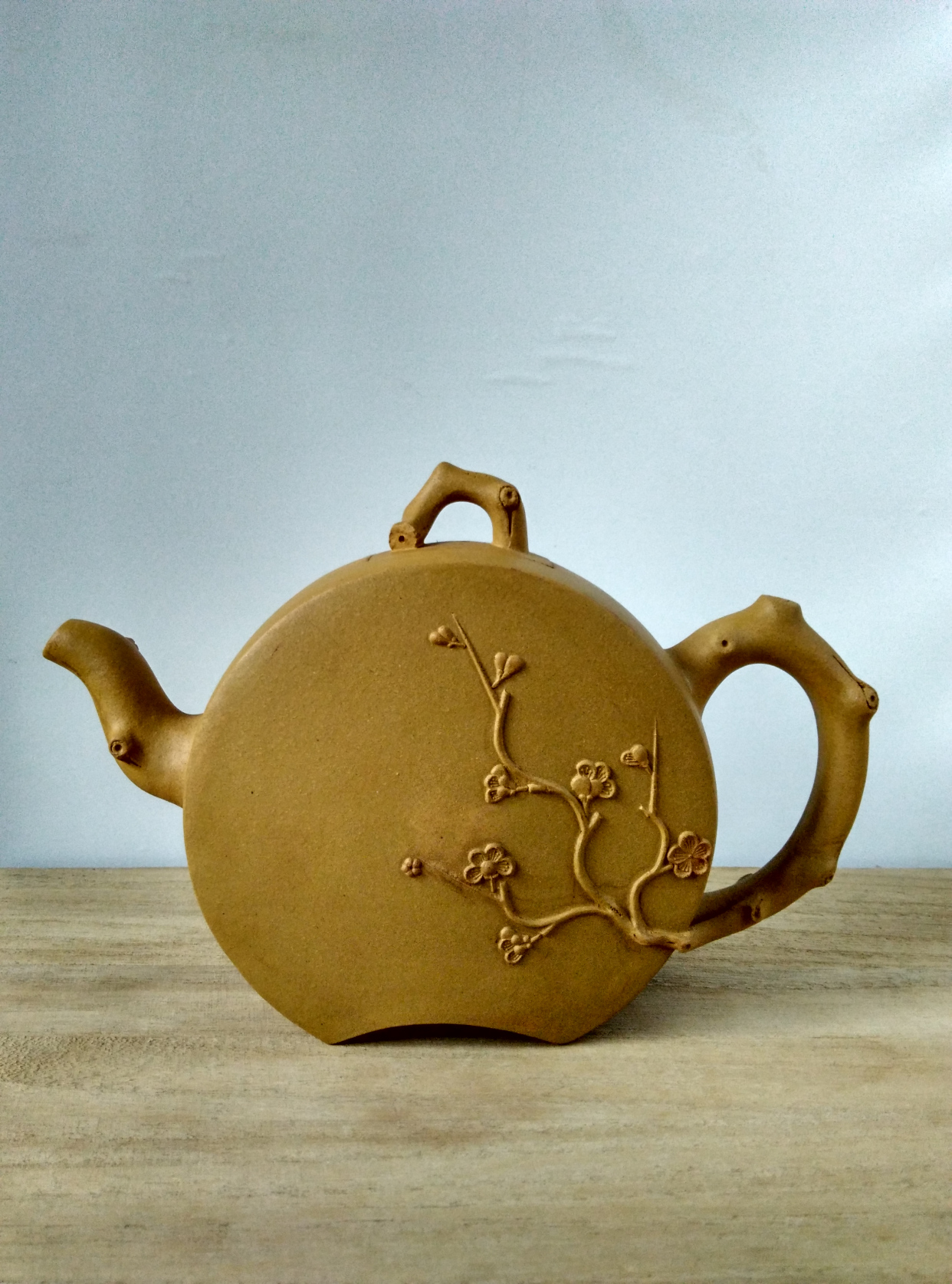 这把紫砂却月壶,泥料是黄金段吗?