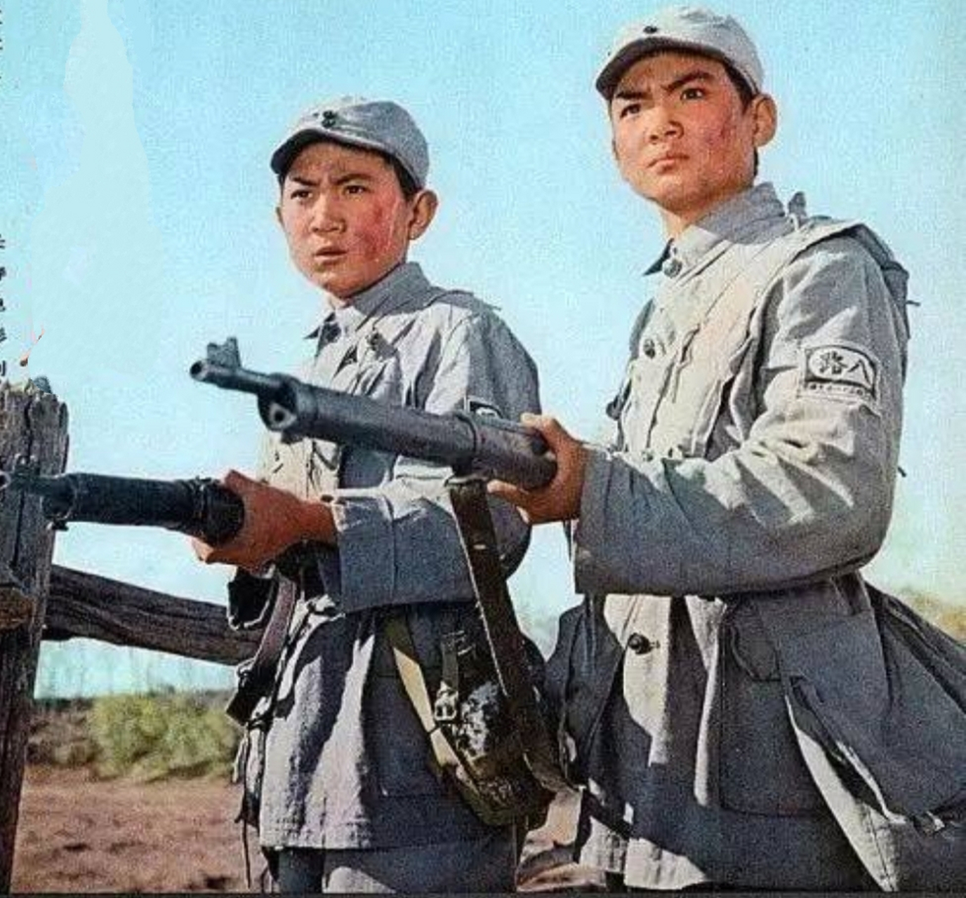 八路军小战士孙大兴腿部受伤,组织决定派小卫生员武建华护理孙大兴,到