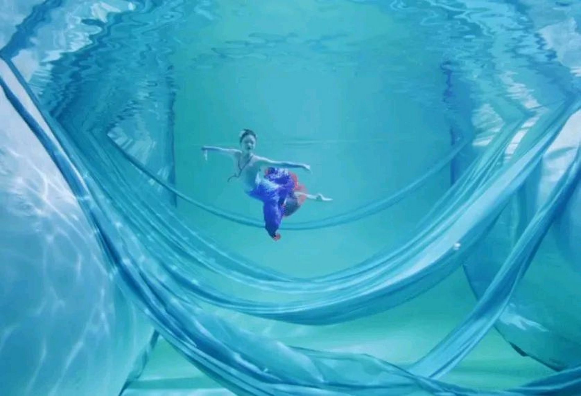 原来任敏和刘浩存都是北京舞蹈学院附中10级中国舞b班的同学,后来任敏