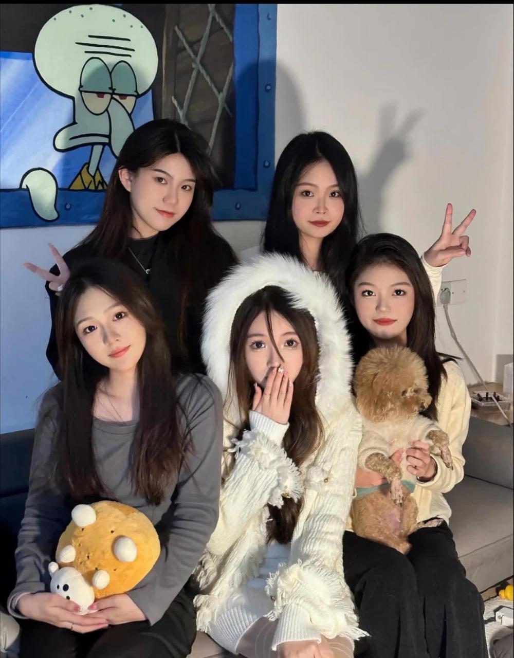 这是大学寝室合照吗?颜值都很在线哦.