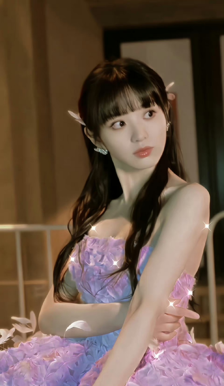 田曦薇去参加微博之夜,放了一堆红毯上的照片,为的就是显示自己胳膊