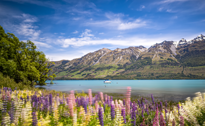 皇后镇,新西兰热门的旅游景点之一,有着形如闪电的瓦卡蒂普湖