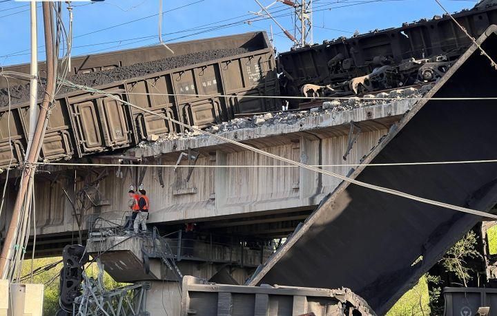 列车脱轨再出事故,大秦线列车相撞11节车厢坠桥,列车为何溜车