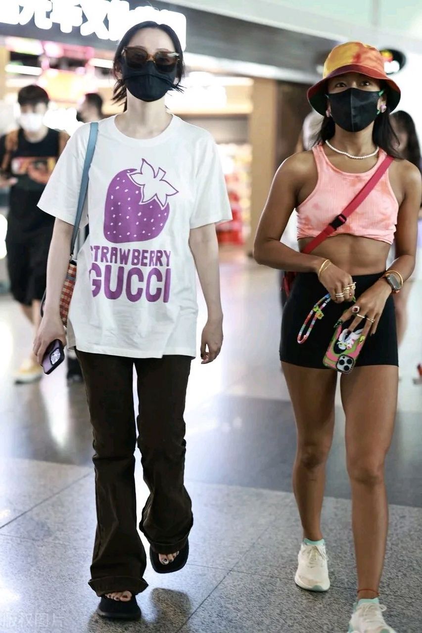 张靓颖和吉克携逸一起亮相北京机场,两位这次搭配的非常时尚,像一对