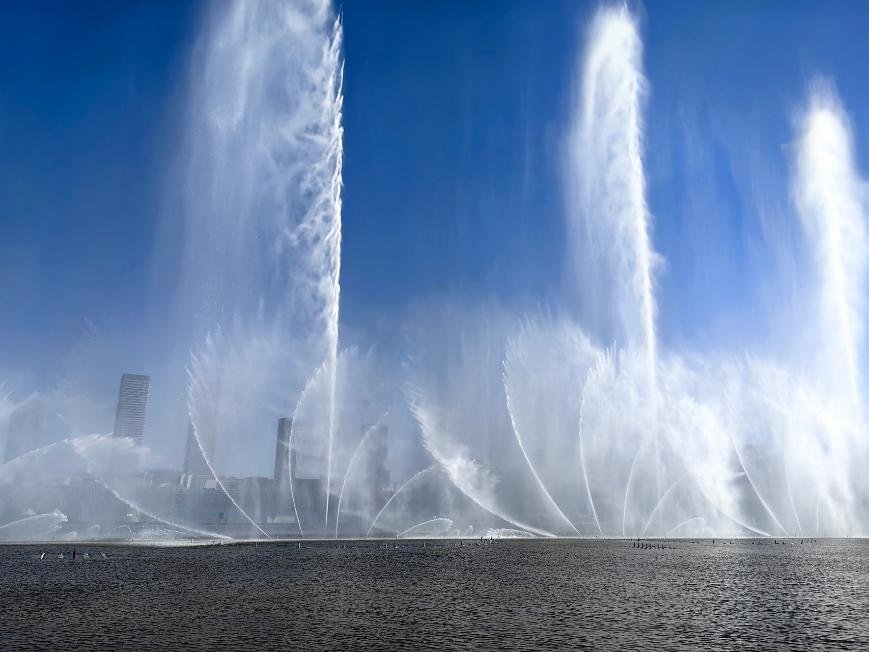 喷泉之所以漂亮是因为她有了压力;瀑布之所以壮观是因为她没有了退路