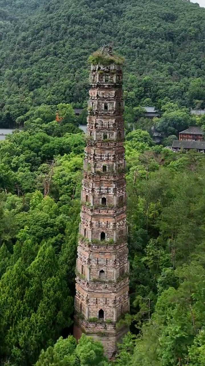 天台国清寺隋代古塔,历经1400多年风雨沧桑和岁月剥蚀,傲然挺立,叹
