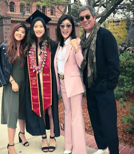 王伟忠晚年受到优厚待遇,被女儿接到美国旅游