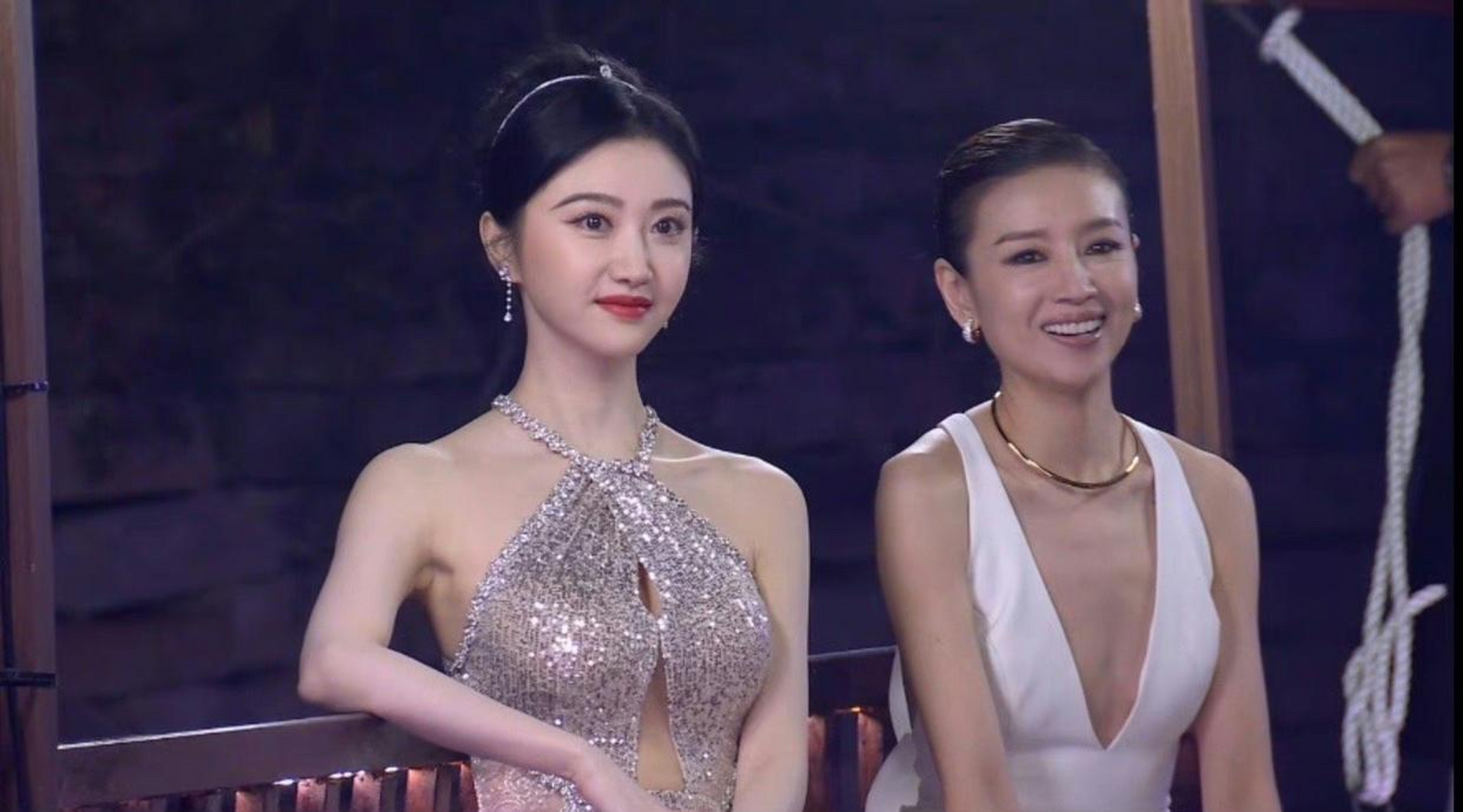 不知是有心还是无意,gq盛典的游船环节,董洁竟被安排与景甜,朱珠一起