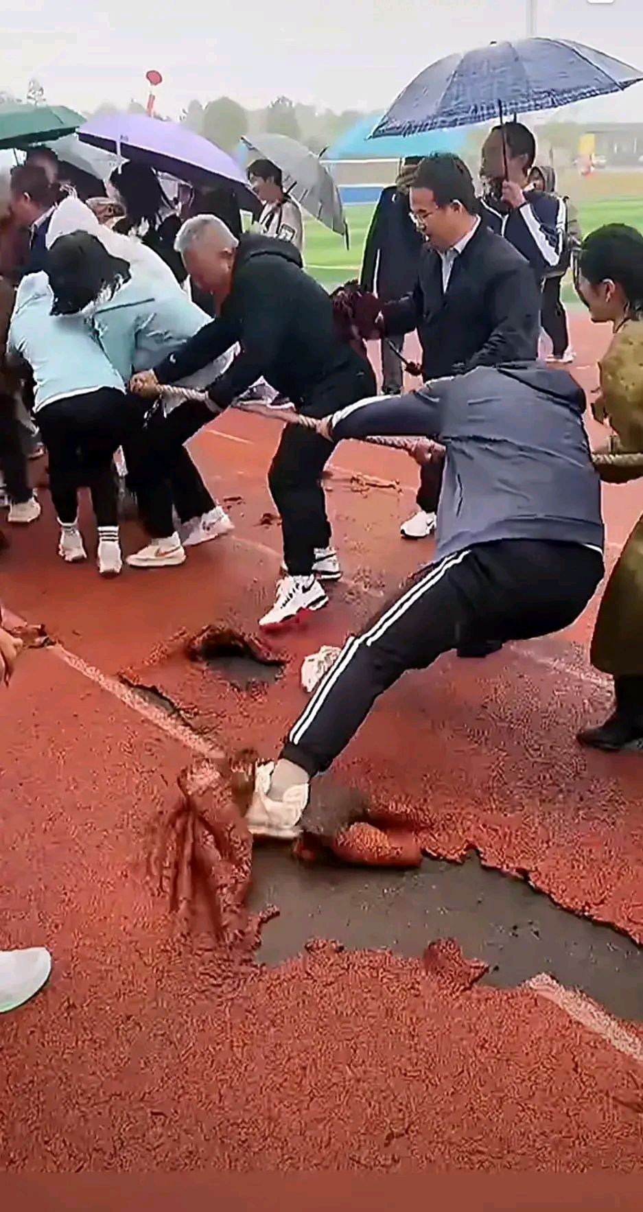 在教师男女混合拔河比赛中,老师们全力以赴,拼尽全力争夺胜利