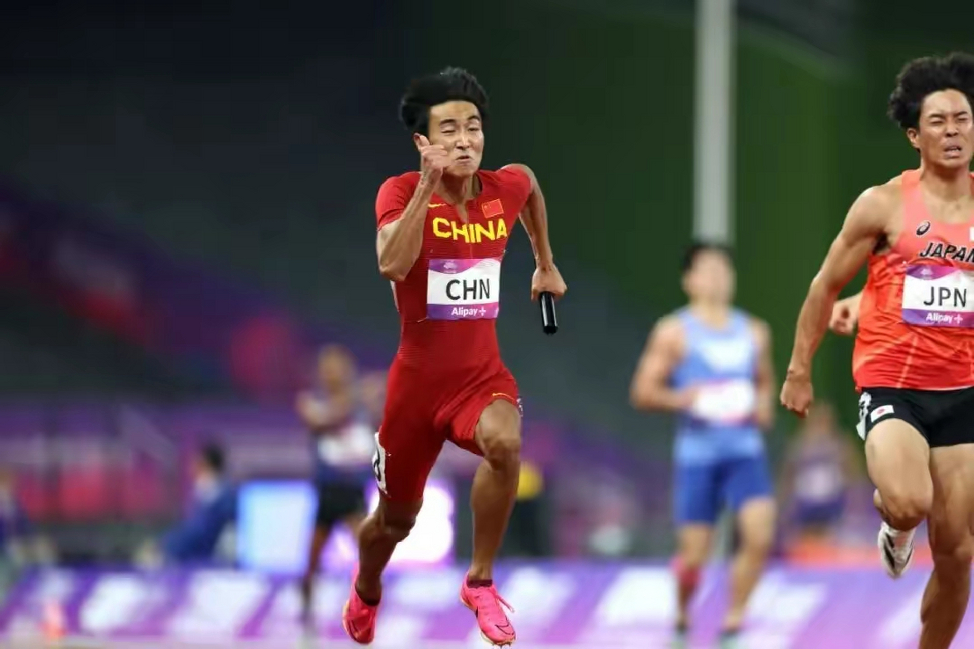 88秒的成绩～  杭州亚运会男子4*100米接力决赛中,中国队第三棒还落后