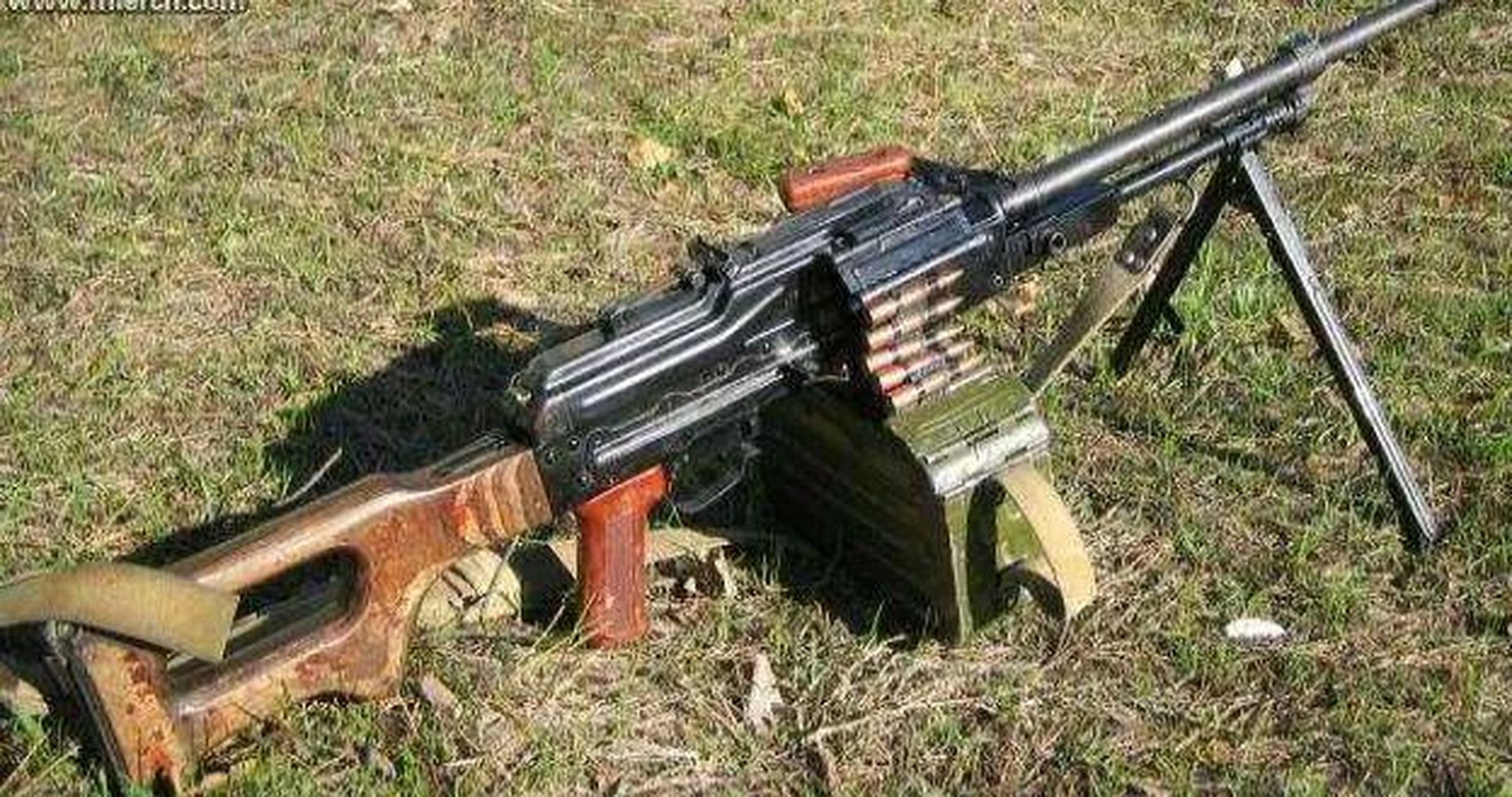 pk通用机枪带02有很强的ak-47步枪的设计风格,实际上它正是