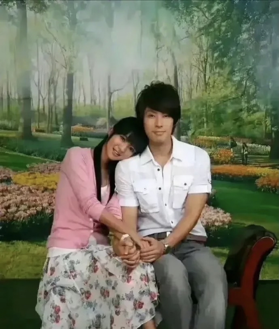 杀马特,背景墙" 他们年轻时的样子,像极了那些年在电子厂上班的情侣!