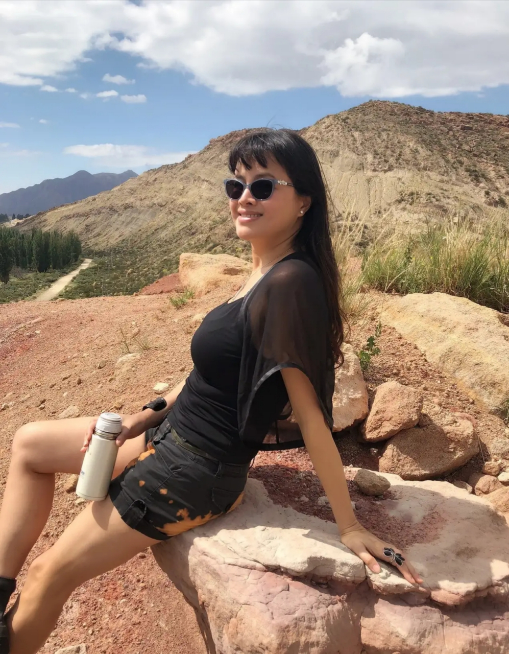 著名美女演员石兰在南美洲阿根廷度假的照片,无论是穿着黑色紧身衣搭