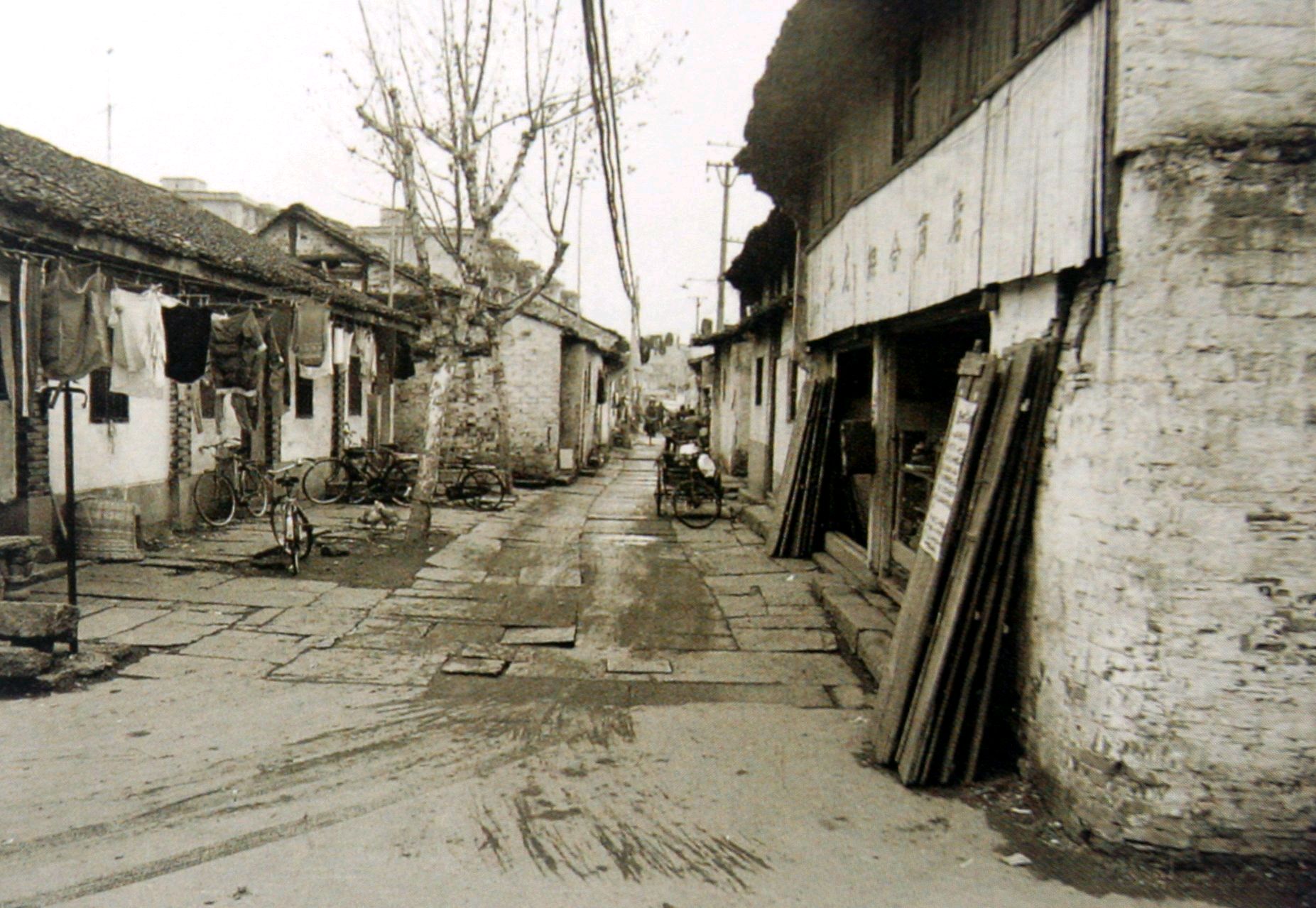 浙江老照片,80年代绍兴街头景象流出!看下与今天的差别大不大?