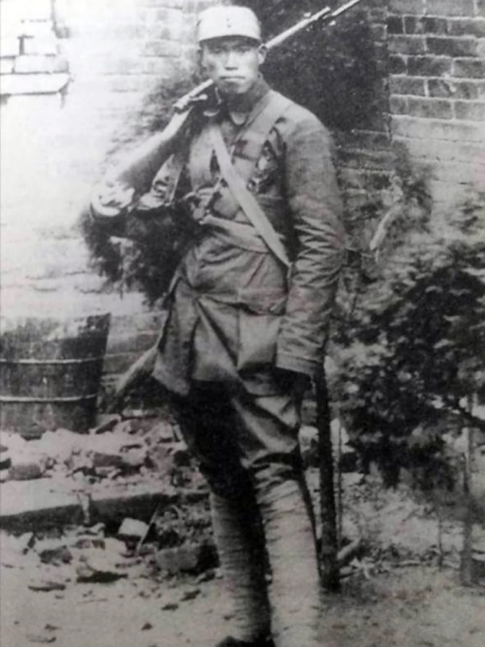 张充满力量和荣耀的照片,照片中的男人是梁兴初,一位抗美援朝38军军长