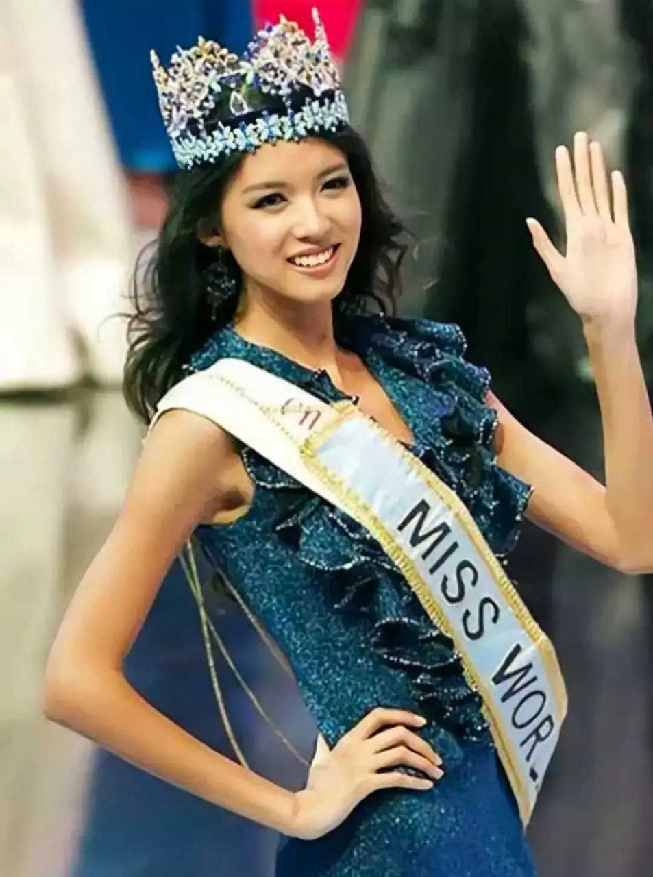 2007年张梓琳从北京科技大学毕业,夺得世界小姐冠军时的场景,国际范儿