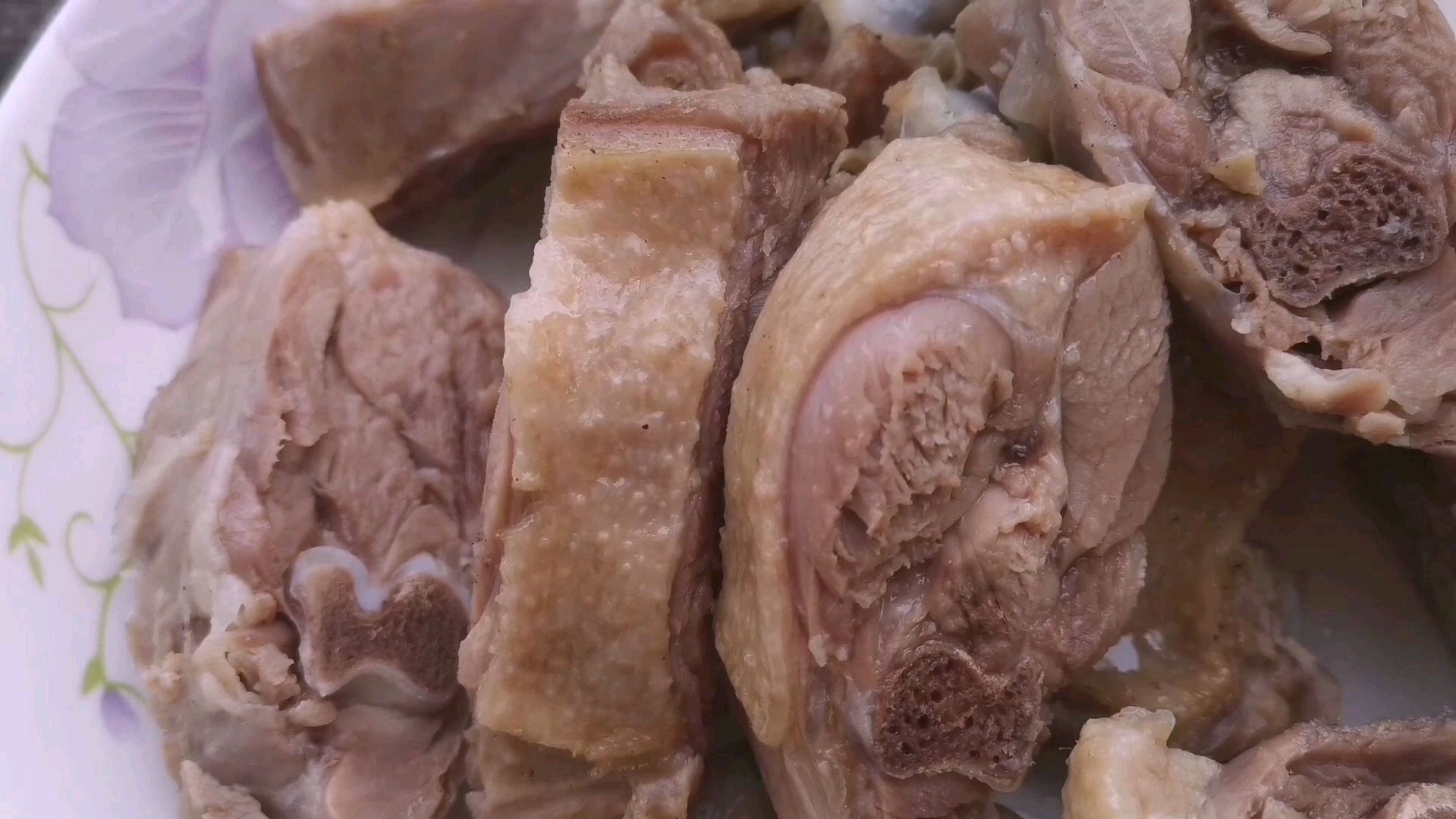 教你在家做咸香入味的盐水鸭,做法简单,步骤配料全部告诉你