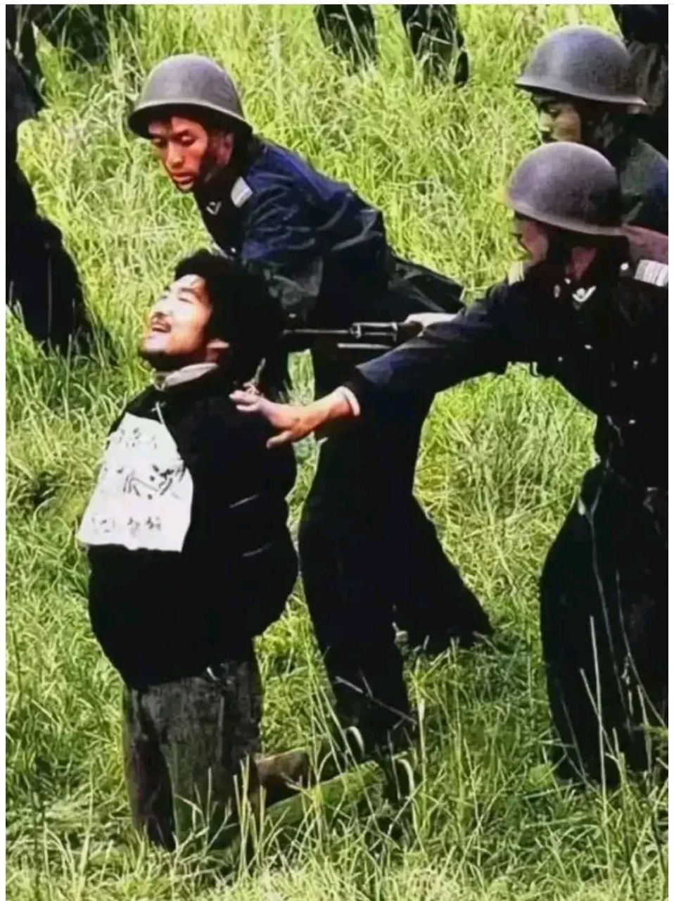 1990年,西安草滩,魏振海被执行死刑的现场,照片中的他跪在地上,身后几