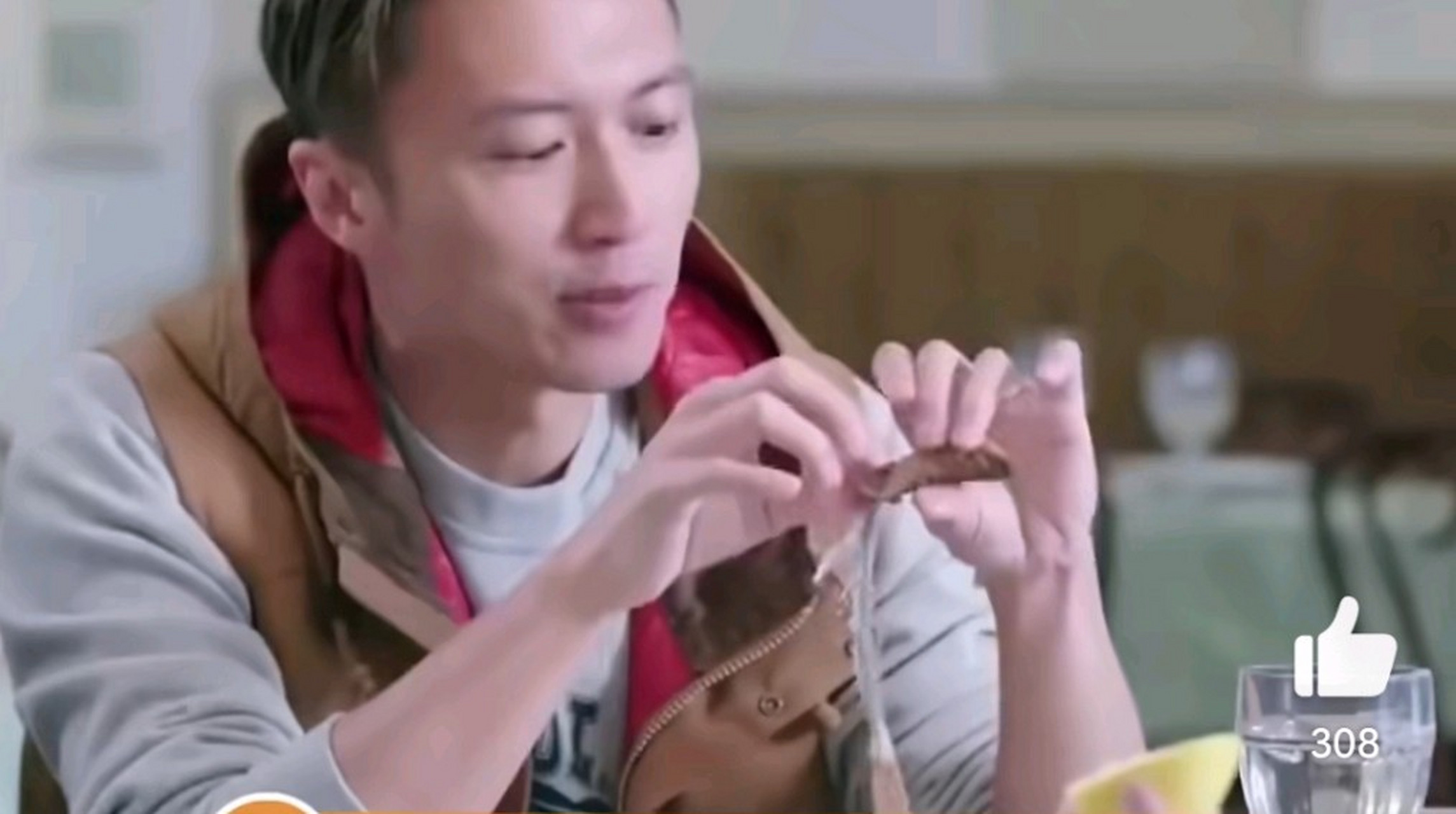 谢霆锋和林依晨一起吃炸鱼,谢霆锋看见林依晨把鱼骨头都吃了,就做示范