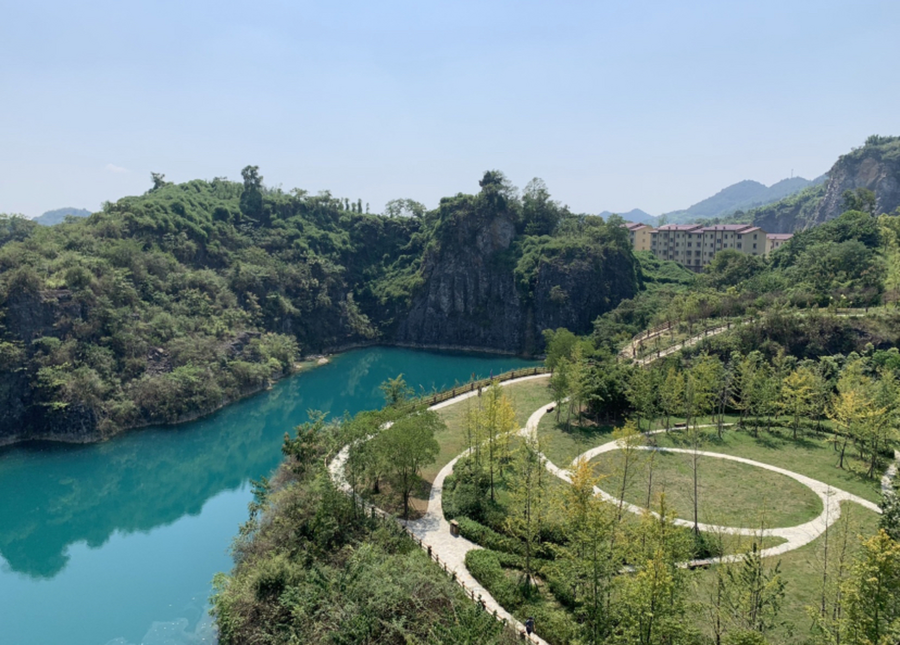 矿山公园是一座以矿业遗迹和自然景观为主题的公园,位于重庆市渝北区