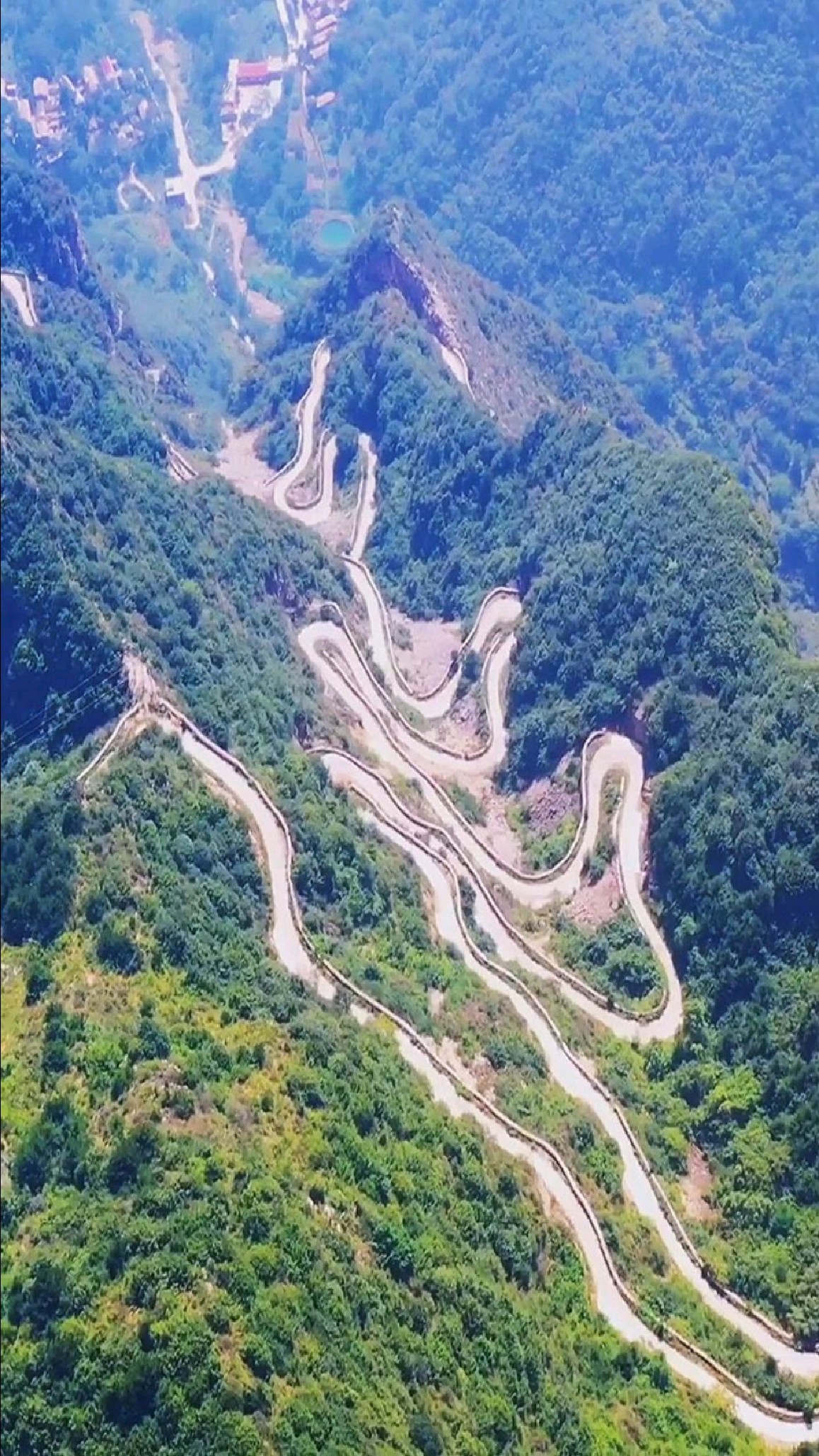 晋豫交界太行之巅的林州天路,全长13公里历经30年修建完成,海拔1600米