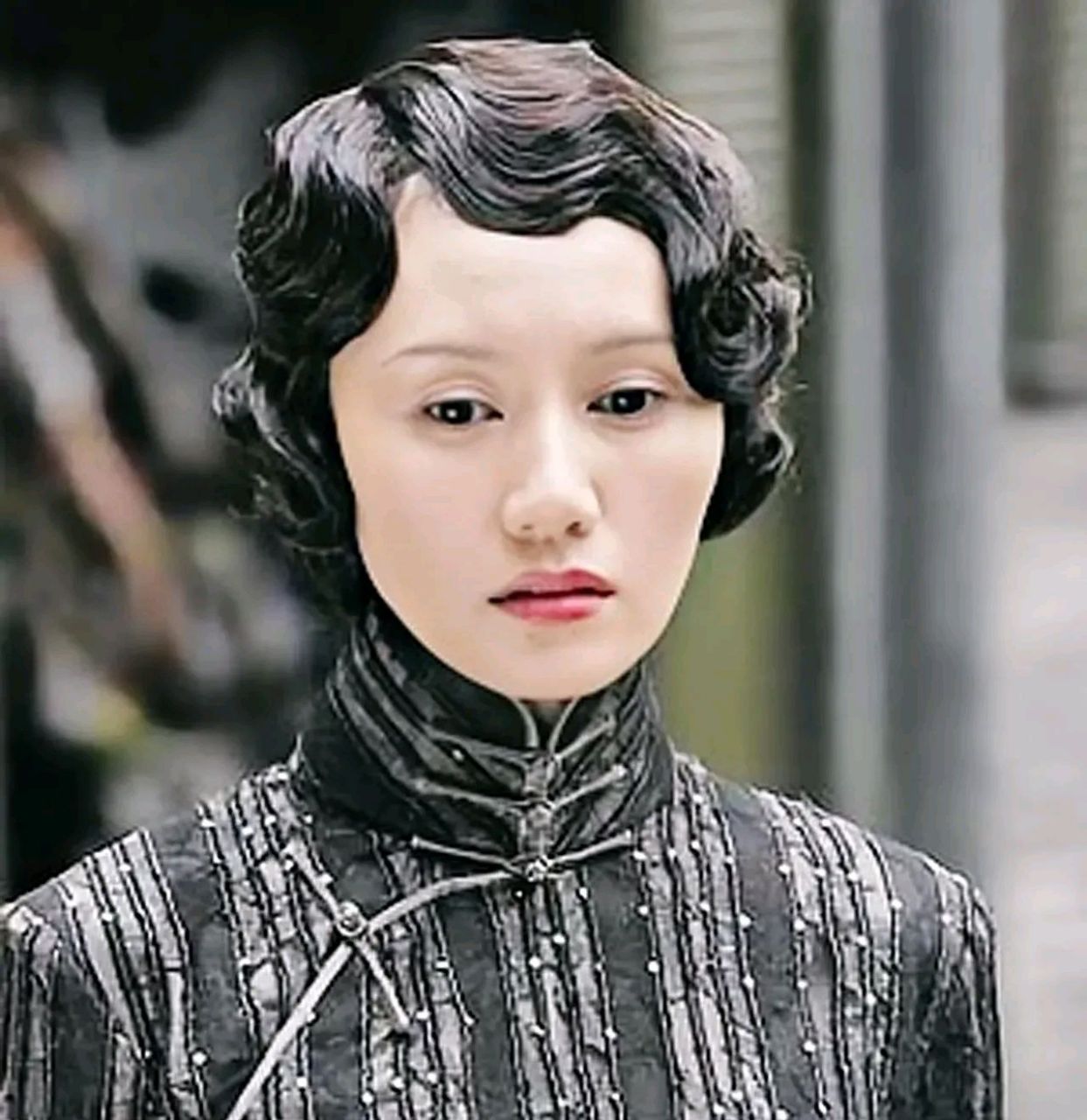 袁泉昔日老照片,深邃的眼眸囧囧有神,高贵优雅韵味十足