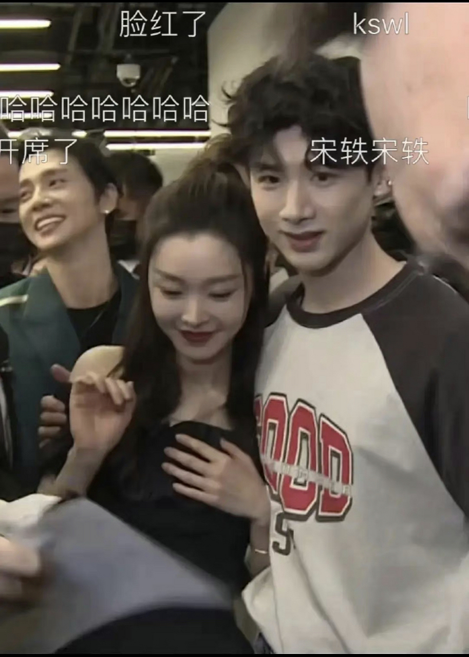 白敬亭霸气护妻把宋轶搂在怀里,白敬亭宋轶扫楼场面太混乱了,白敬亭搂