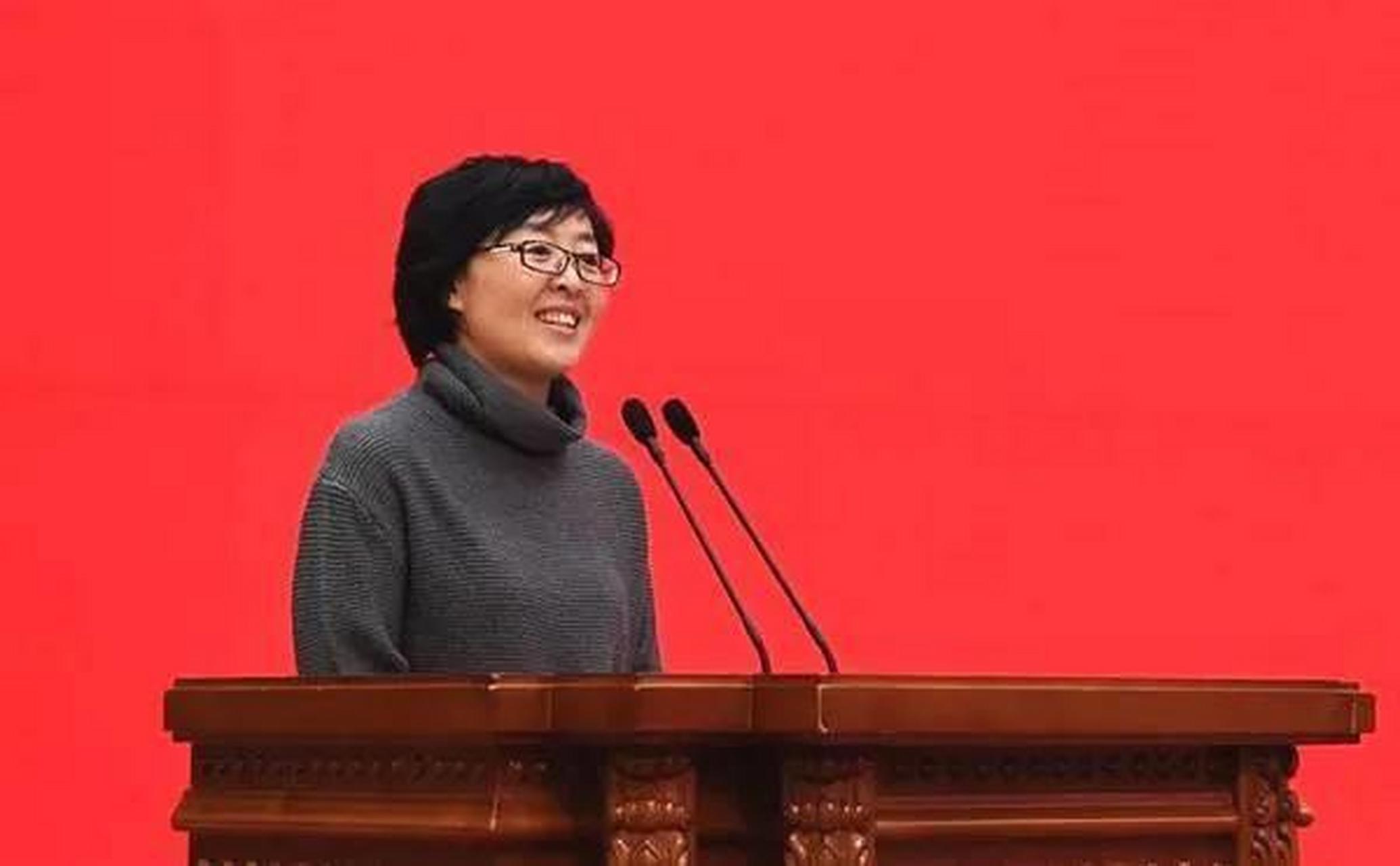 "网红教师"赵旭本是太原一名高中语文老师,默默从教15年,但月薪只有
