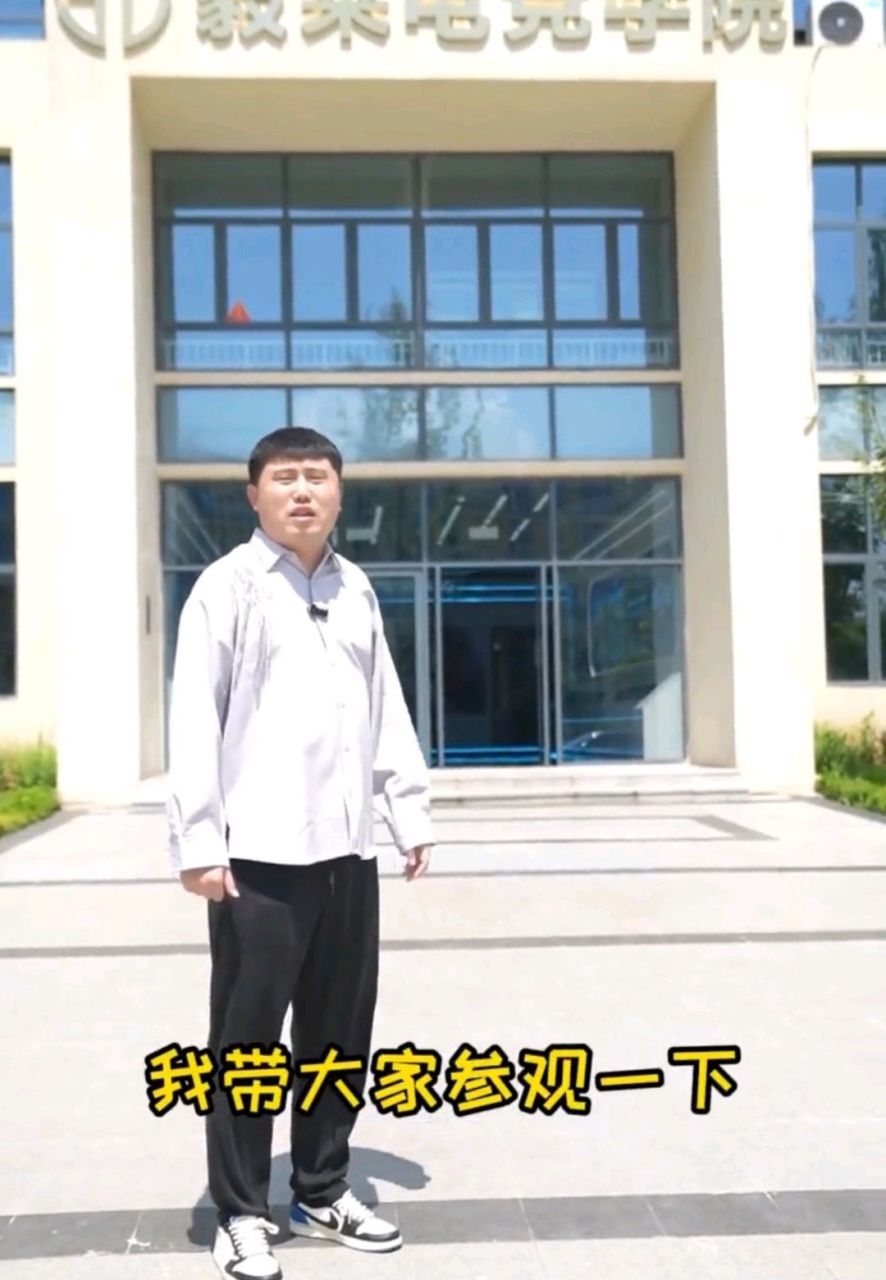 安九老公熊猫的毅莱电竞学院,号称亚洲最大的电竞教育机构,比辛巴的