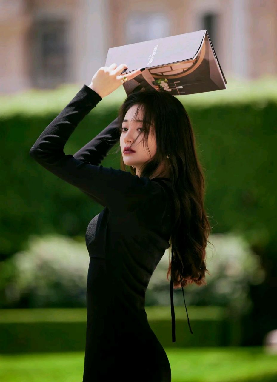 周洁琼黑色礼服造型优雅美丽#娱乐大赏# #明星穿搭# #惊艳瞬间