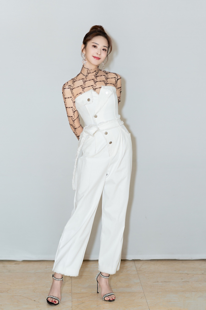 湖南卫视美女主持 刘烨-美腿玉足合集