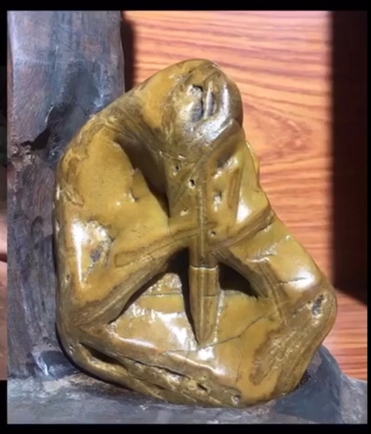 精品黄蜡石人物造型观赏奇石