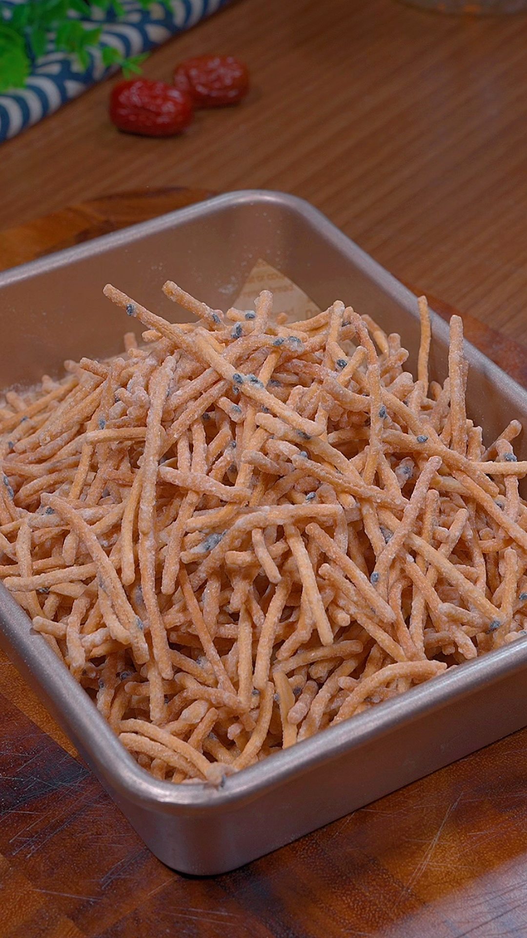 家里剩的面条别再扔了,像我这样做成一个大人小孩都爱吃的小零食