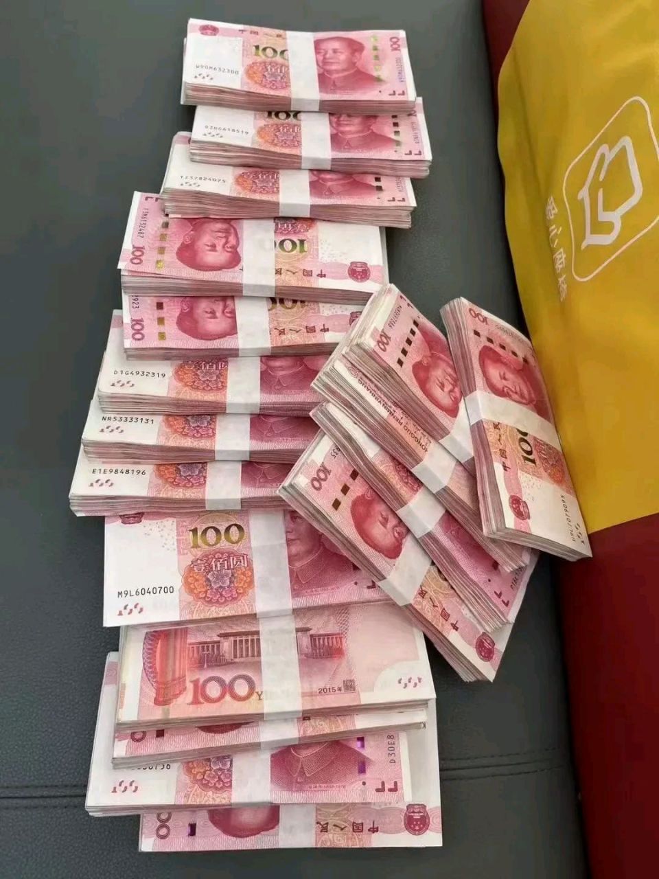 每年过年的时候最喜欢去他家走亲戚,因为他每次都会给我这两万块的