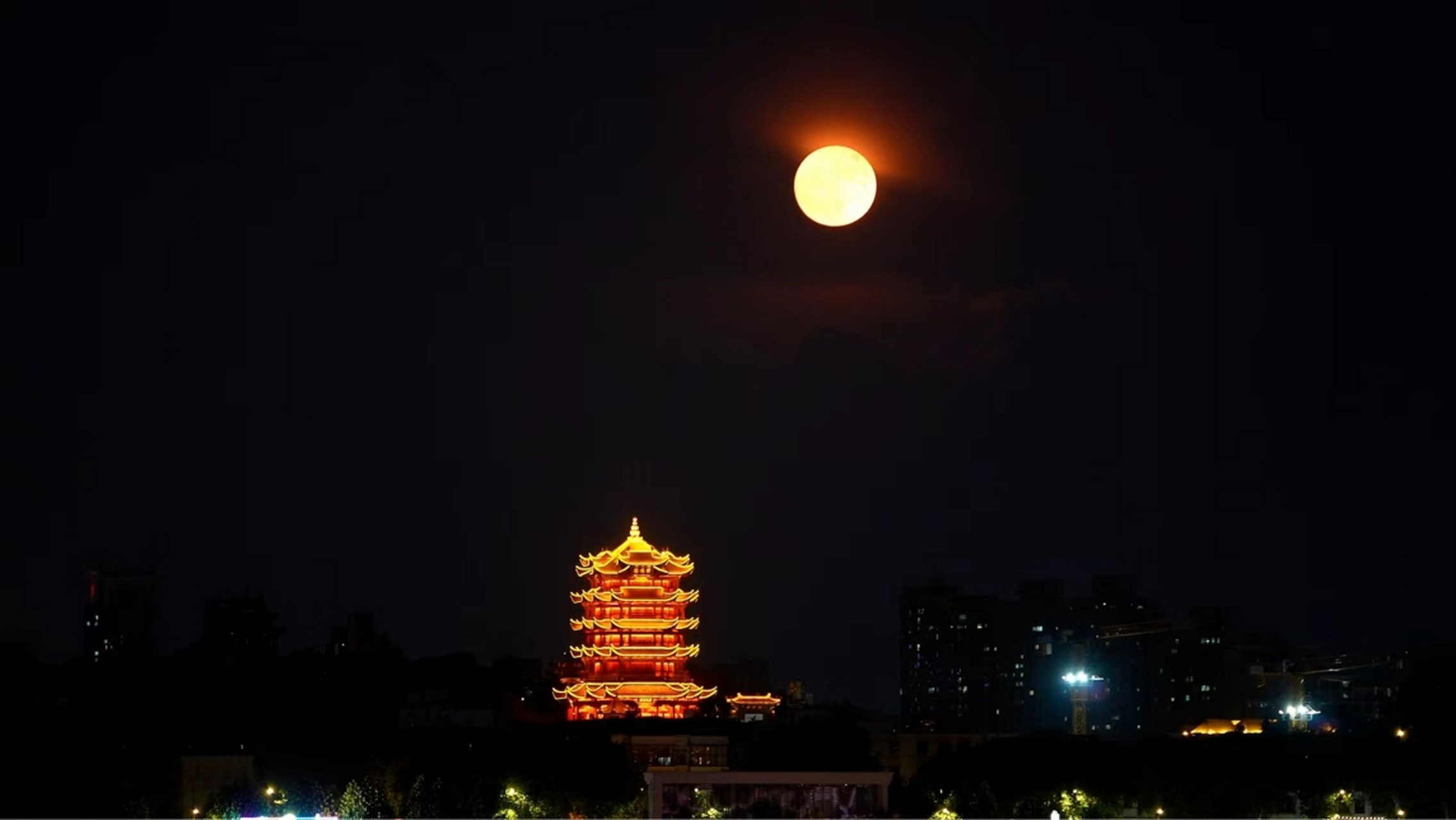 8月1日晚,超级月亮与黄鹤楼惊艳同框,展现古今交错之美  在今年的8月1
